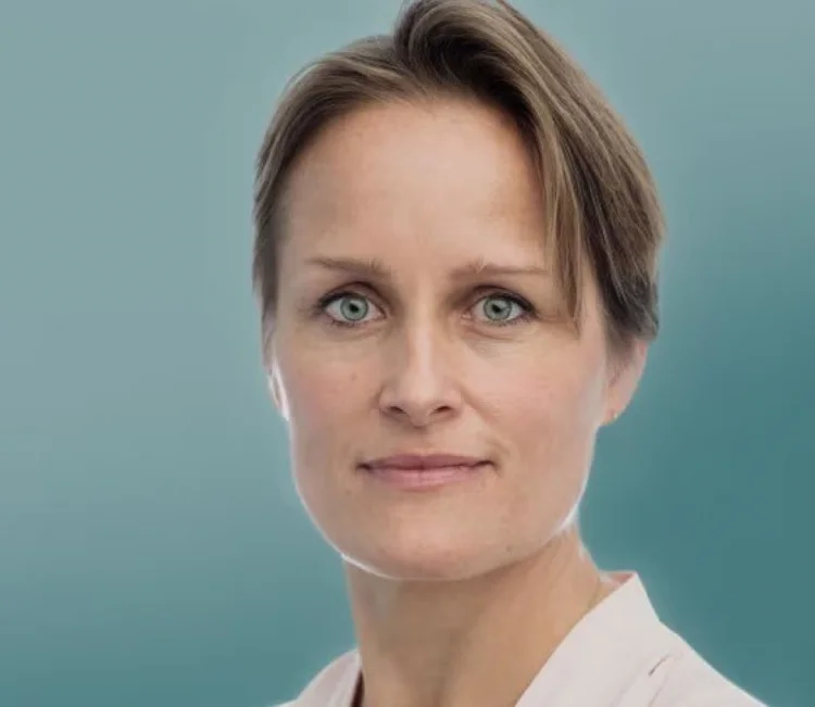 Britaniya xarici kəşfiyyat idarəsinə ilk qadını təyin etdi