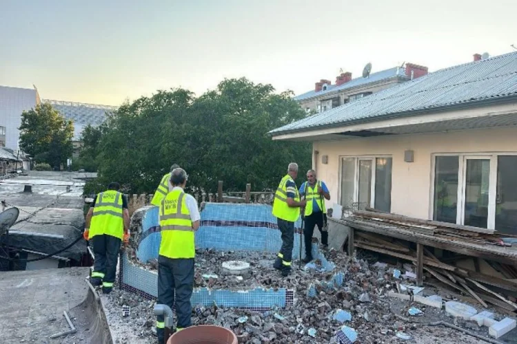 Binanın damında qanunsuz inşa olunan hovuz sökülüb