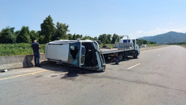 Toya gedən ailə Lənkəranda yol qəzasına düşüb