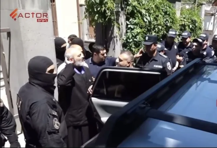 Ermənistan MTX keşiş Baqrat Qalstanyanı saxlayıb YENİLƏNİB