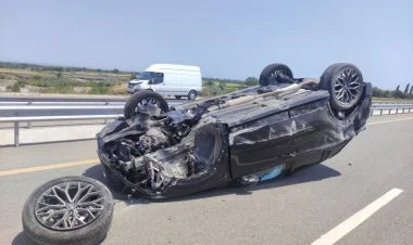 Ödənişli yolda minik avtomobili aşıb
