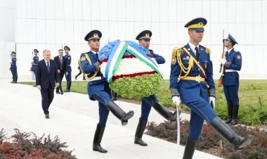 Şavkat Mirziyoyev Bakıda Zəfər parkını ziyarət edib