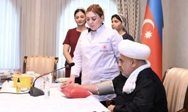 Allahşükür Paşazadə Aşura günü ilə bağlı qan verib
