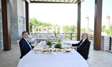 İlham Əliyev və Qurbanqulu Berdiməhəmmədov Şuşada naharda