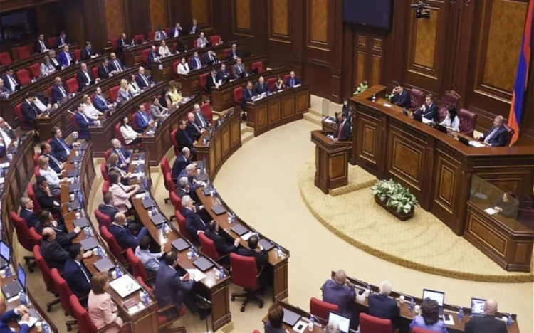 Parlament "Ermənistan Elektrik Şəbəkələri"ni milliləşdirir