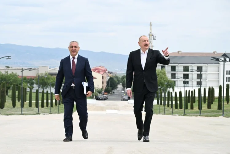 İ.Əliyev Xankəndi Zəfər parkında görülən işlərlə tanış olub