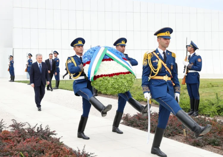 Şavkat Mirziyoyev Bakıda Zəfər parkını ziyarət edib
