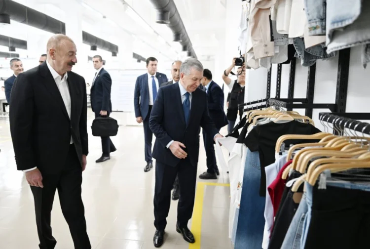 Əliyev və Mirziyoyev Xankəndidəki tikiş fabrikində olub