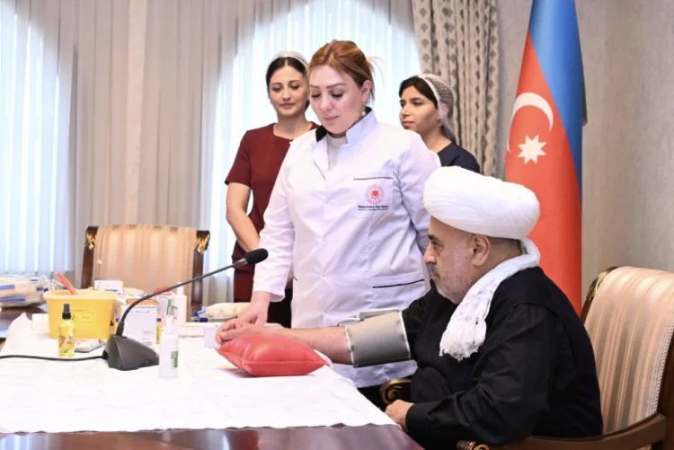 Allahşükür Paşazadə Aşura günü ilə bağlı qan verib