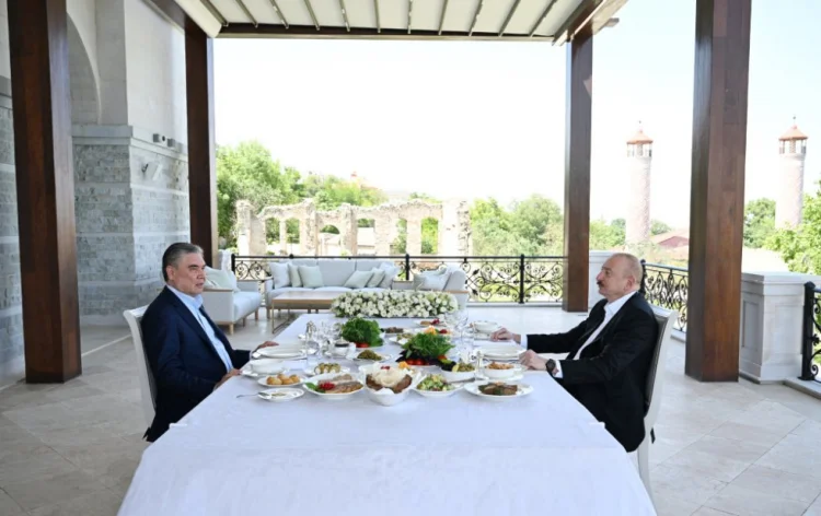 İlham Əliyev və Qurbanqulu Berdiməhəmmədov Şuşada naharda