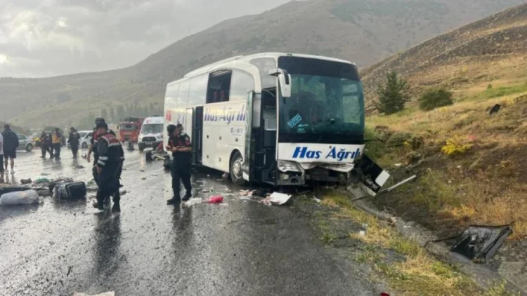 Türkiyədə sərnişin avtobusu qəzaya uğrayıb: 4 ölü, 40 yaralı