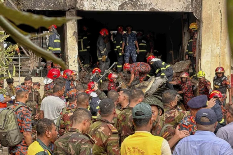 Banqladeşdə təyyarə məktəbə çırpılıb, azı 19 nəfər ölüb