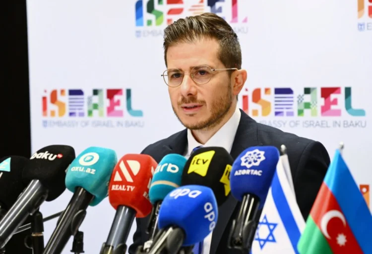 İsrail səfiri mətbuat konfansı keçirib