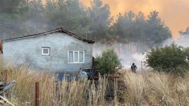 Antalyada yanğınlar yaşayış məntəqələrinə yaxınlaşır