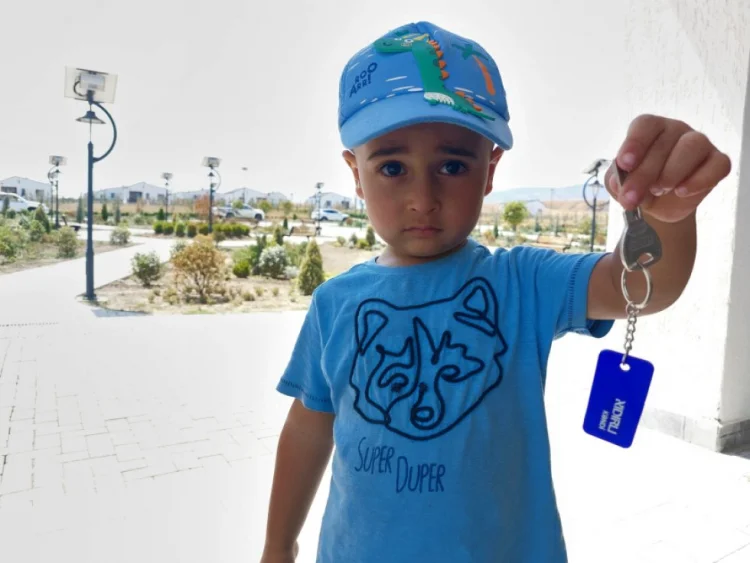 Ağdamın Xıdırlı kəndinə köçənlərə evlərinin açarları verilib