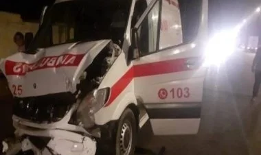 Hacıqabulda təcili yardım maşını qəzaya uğrayıb