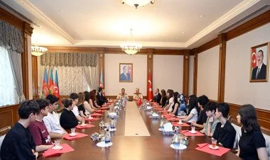 Müdafiə naziri türkiyəli şəhid ailələri ilə görüşüb