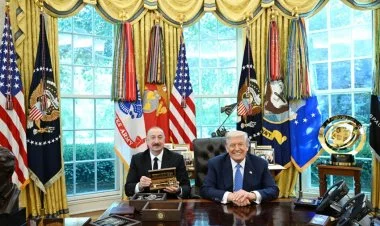 Tramp Ağ Evin rəmzi açarını İlham Əliyevə təqdim edib