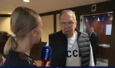 Lavrov Alyaskaya üzərində “SSRİ” yazısı olan sviterlə gəlib