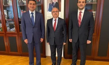 Hikmət Hacıyev Birol Akgünlə görüşüb