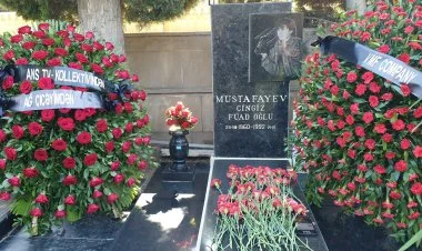 Çingiz Mustafayev məzarı önündə anıldı