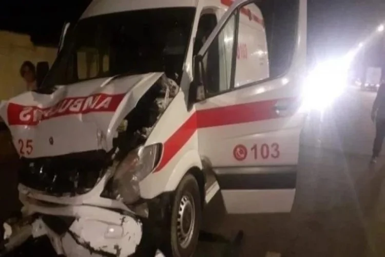 Hacıqabulda təcili yardım maşını qəzaya uğrayıb