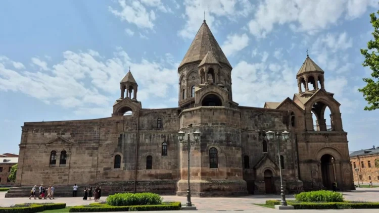 Ermənistanda kilsəyə qarşı torpaq iddiası qaldırılıb