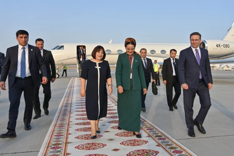 Sahibə Qafarova Türkmənistana işgüzar səfərə gedib