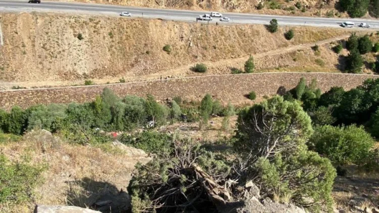 Türkiyədə mikroavtobus uçuruma aşıb: 3 ölü, 18 yaralı
