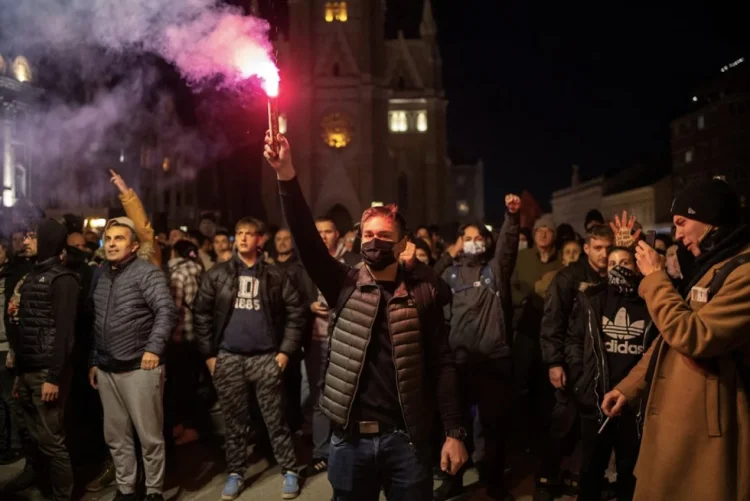 Serbiyada növbədənkənar seçki tələb edənlər iğtişaş törədir