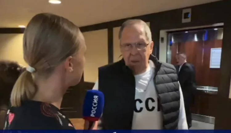 Lavrov Alyaskaya üzərində “SSRİ” yazısı olan sviterlə gəlib