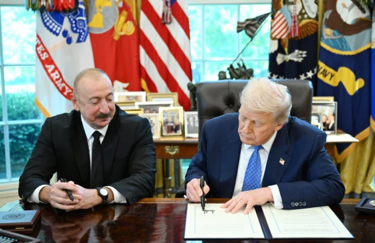 Donald Tramp 907-ci düzəlişi rəsmən dayandırıb FOTO