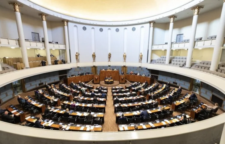 Finlandiyada deputat parlament binasında intihar edib