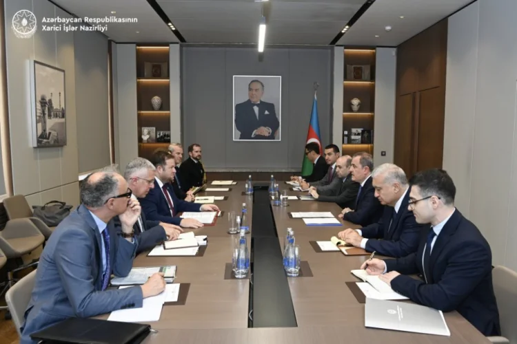 Ceyhun Bayramov Britaniyanın dövlət naziri ilə görüşüb