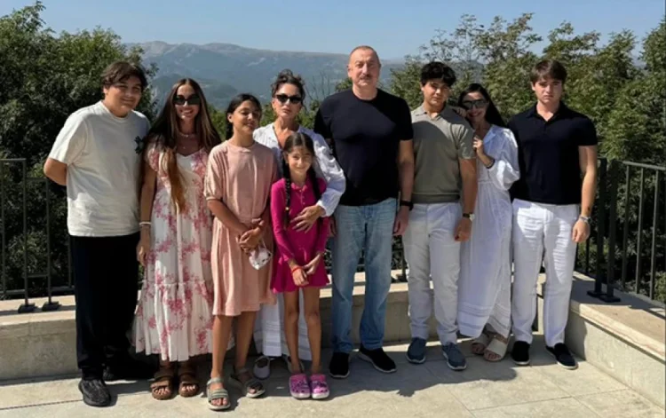 Prezident ailəsinin yeni fotosu yayıldı