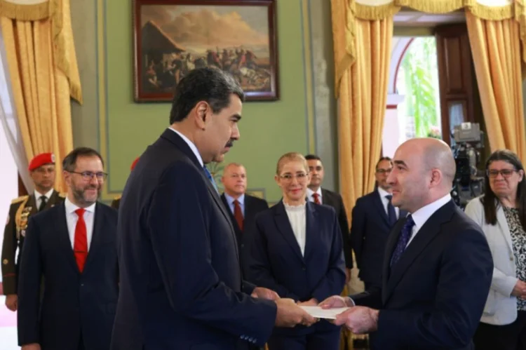 Azərbaycan səfiri etimadnaməsini N.Maduroya təqdim edib