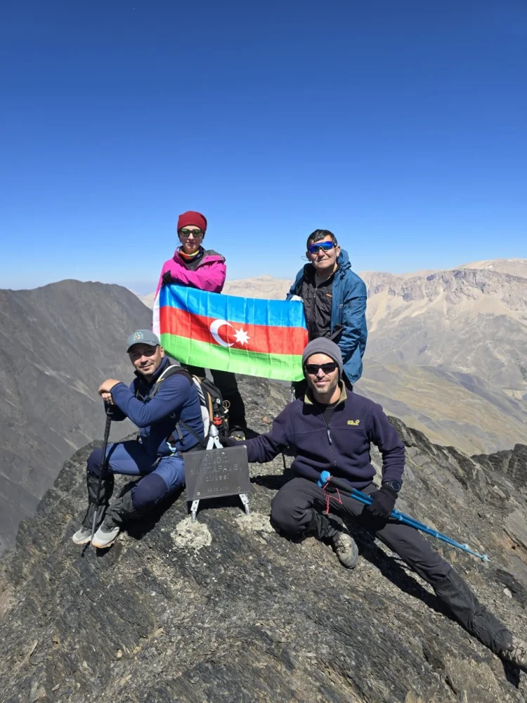 Bir qrup alpinist Çingiz Mustafayev zirvəsinə qalxıb