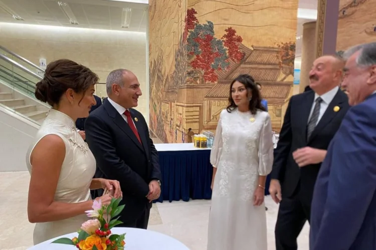 İlham Əliyev, Nikol Paşinyan və xanımları söhbət ediblər