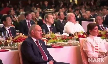 Çində də Paşinyanı Lukaşenko ilə bir masaya əyləşdiriblər