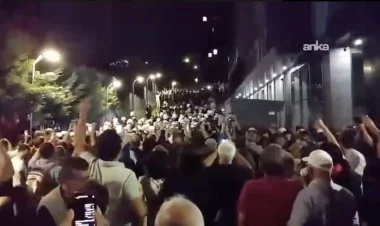 CHP-nin İstanbuldakı qərargahı qarşısında polislə toqquşma