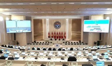 Qırğızıstan parlamenti özünü buraxıb FOTO