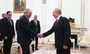 Putin Kremldə Nikol Paşinyanla görüşüb