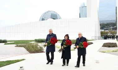 Dövlət və hökumət rəsmiləri Bakıda Zəfər parkında olublar