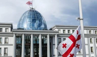 Gürcüstanda dövlət bayraqları endirilib