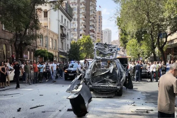 İrəvanda küçədə avtomobil partlayıb, yaralananlar var VİDEO