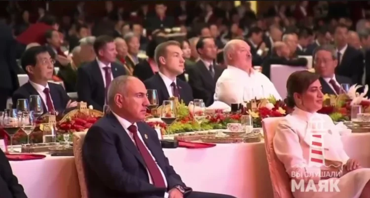 Çində də Paşinyanı Lukaşenko ilə bir masaya əyləşdiriblər