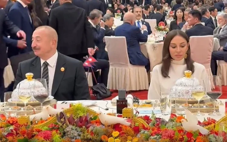 Pekində nümayəndə heyətlərinin şərəfinə ziyafət verilib FOTO