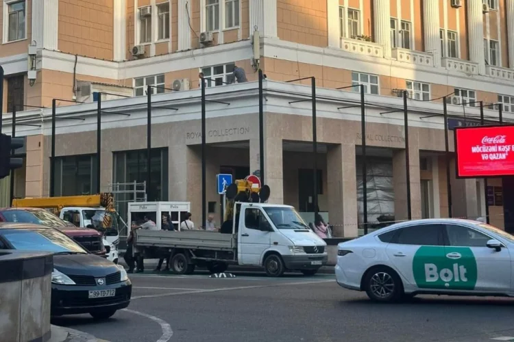 Bakının rəmzi binalarından birini kim pis günə qoyub?