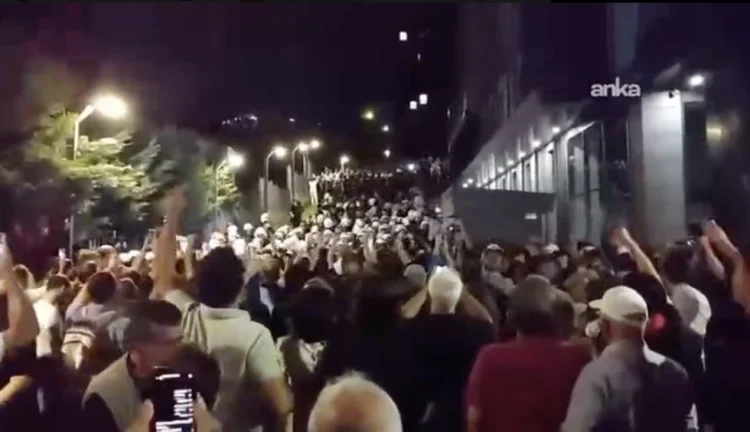 CHP-nin İstanbuldakı qərargahı qarşısında polislə toqquşma