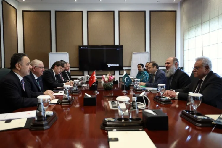 Türkiyənin müdafiə naziri Yaşar Gülər Pakistanda səfərdədir